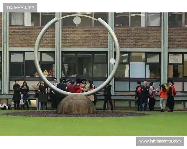 选手交换纪念品，赛场友谊跨越竞争界限